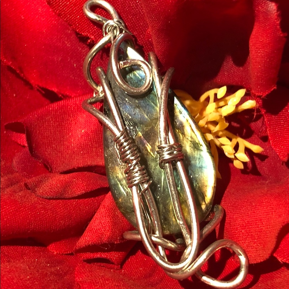 “ Twisted ” Labradorite Pendant